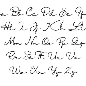 K&ouml;nnte beinhalten: Ein handgeschriebenes Alphabet in Kursivschrift, wobei jeder Buchstabe in Klein- und Gro&szlig;buchstaben geschrieben ist. Die Buchstaben sind in schwarzer Tinte auf wei&szlig;em Hintergrund geschrieben.