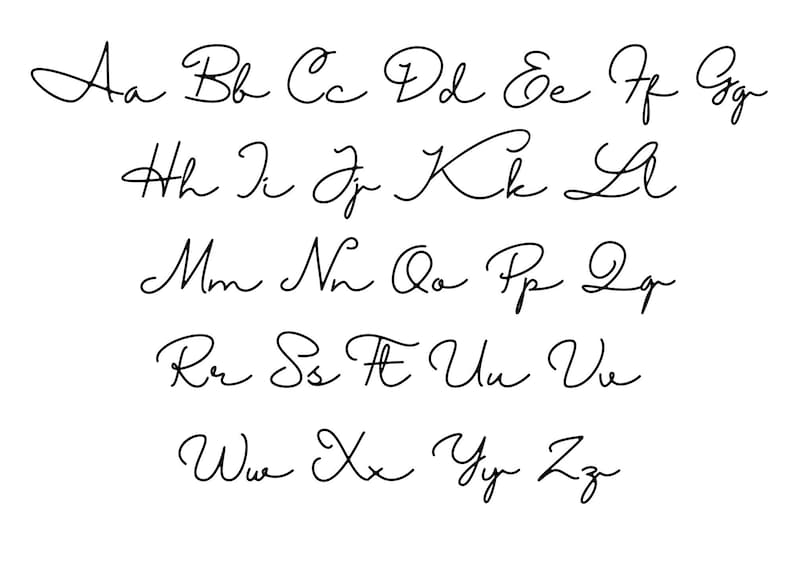 K&ouml;nnte beinhalten: Ein handgeschriebenes Alphabet in Kursivschrift, wobei jeder Buchstabe in Klein- und Gro&szlig;buchstaben geschrieben ist. Die Buchstaben sind in schwarzer Tinte auf wei&szlig;em Hintergrund geschrieben.
