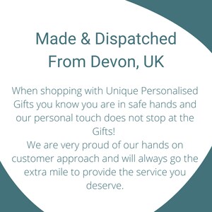 Op de afbeelding: Een teal en witte afbeelding met tekst: "Made & Dispatched From Devon, UK." Verdere tekst benadrukt klantenservice en gepersonaliseerde cadeaus. De afbeelding promoot een bedrijf dat unieke, gepersonaliseerde cadeaus aanbiedt.