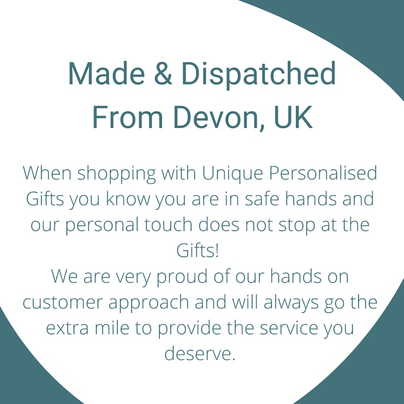 Op de afbeelding: Een teal en witte afbeelding met tekst: "Made & Dispatched From Devon, UK." Verdere tekst benadrukt klantenservice en gepersonaliseerde cadeaus. De afbeelding promoot een bedrijf dat unieke, gepersonaliseerde cadeaus aanbiedt.
