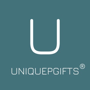 Op de afbeelding: Wit gestileerde letter "U" boven de tekst "UNIQUEPGIFTS" op een teal achtergrond. Het geregistreerde handelsmerksymbool staat rechts van de tekst. Het logo is eenvoudig en modern.