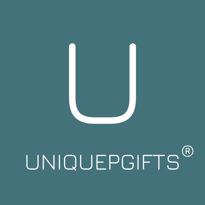 Op de afbeelding: Wit gestileerde letter "U" boven de tekst "UNIQUEPGIFTS" op een teal achtergrond. Het geregistreerde handelsmerksymbool staat rechts van de tekst. Het logo is eenvoudig en modern.