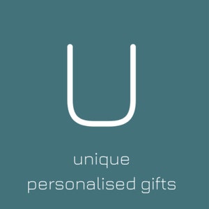 K&ouml;nnte beinhalten: Ein wei&szlig;er Buchstabe U auf einem blaugr&uuml;nen Hintergrund mit dem Text "unique personalised gifts" darunter.
