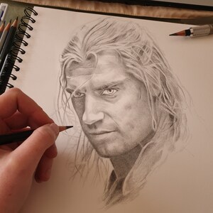 Puede incluir: Un dibujo a l&aacute;piz detallado de un hombre con el pelo largo y blanco. El dibujo est&aacute; en tonos grises y muestra la cara y los hombros del hombre.