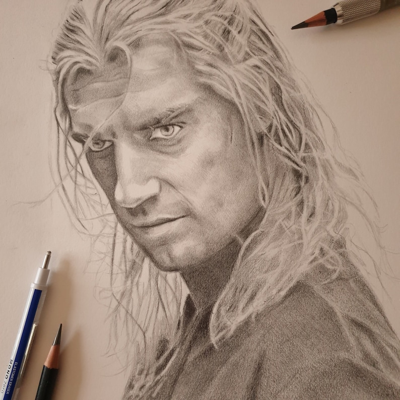 Puede incluir: Un dibujo a l&aacute;piz detallado de un hombre con el pelo largo y blanco. El hombre tiene una expresi&oacute;n seria en su rostro y mira directamente al espectador. El dibujo est&aacute; hecho en tonos de gris y blanco.