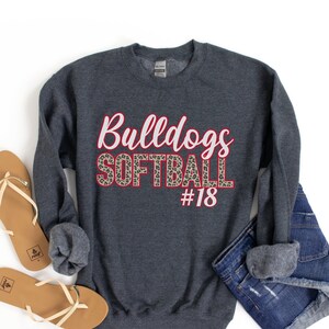 Felpa mamma softball, camicia mamma softball personalizzata, camicia softball leopardata per donne, maglione softball personalizzato, regalo maglietta mamma softball