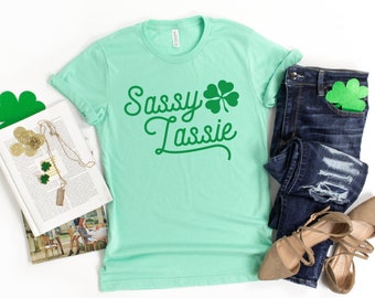Camisa del Día de San Patricio Mujeres, Camisa Sassy Lassie, Camisa del Día de St Paddys, Linda Maestra Camiseta St Patricks, Camiseta Shamrock Verde Menta, Camisa Clover
