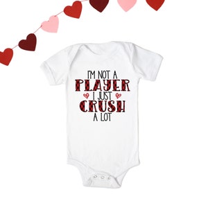 Baby Boy Valentine Outfit, Jongen Valentines Shirt, Jongen Valentine Bodysuit, Valentijnsdag Baby Gift, Ik ben niet een speler I Just Crush a Lot Shirt