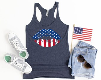 Könnte beinhalten: Ein marineblaues Tanktop mit einem abgenutzten Lippen-Druck im Stil der amerikanischen Flagge. Das Tanktop ist aus einem weichen, bequemen Material gefertigt und perfekt für den Sommer.