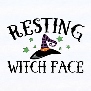 Puede incluir: Gr&aacute;fico en blanco y negro con el texto "Resting Witch Face" y un sombrero de bruja negro con rayas moradas y blancas y una hebilla verde. Estrellas verdes est&aacute;n dispersas alrededor del sombrero.