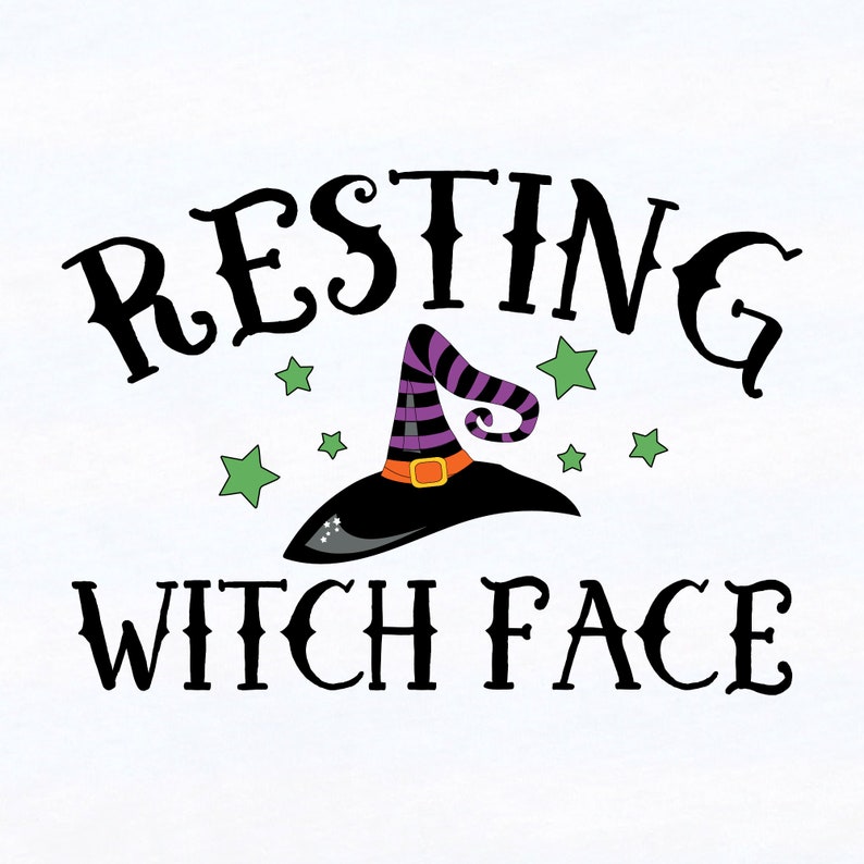 Puede incluir: Gr&aacute;fico en blanco y negro con el texto "Resting Witch Face" y un sombrero de bruja negro con rayas moradas y blancas y una hebilla verde. Estrellas verdes est&aacute;n dispersas alrededor del sombrero.
