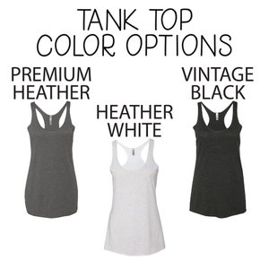 Puede incluir: Tres camisetas de tirantes en diferentes colores: gris jaspeado, blanco jaspeado y negro vintage. Las camisetas de tirantes son de estilo racerback y tienen un ajuste holgado.