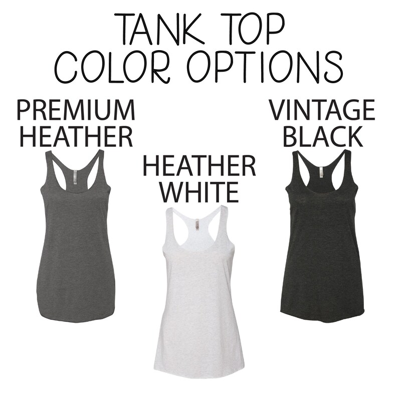 Puede incluir: Tres camisetas de tirantes en diferentes colores: gris jaspeado, blanco jaspeado y negro vintage. Las camisetas de tirantes son de estilo racerback y tienen un ajuste holgado.