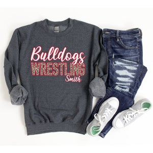 Wrestling Sweatshirt, Wrestling Mom Shirt, Leopard Ringer Shirts für Frauen, personalisierte Wrestling Sweater, Wrestler Mom Team T-Shirts