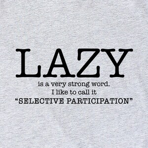 Op de afbeelding: Een zwart-wit grafisch tekstontwerp op een grijze achtergrond. De tekst luidt "LAZY is a very strong word. I like to call it "SELECTIVE PARTICIPATION""