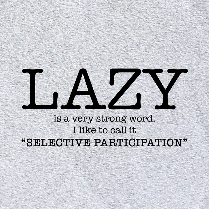 Op de afbeelding: Een zwart-wit grafisch tekstontwerp op een grijze achtergrond. De tekst luidt "LAZY is a very strong word. I like to call it "SELECTIVE PARTICIPATION""
