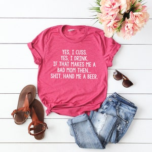 おもしろいママのシャツ、他の人と仲良く飲む、ママのTシャツ、母の日ギフト、大混乱、ママは飲み物が必要、湖畔生活シャツ、飲酒Tシャツ