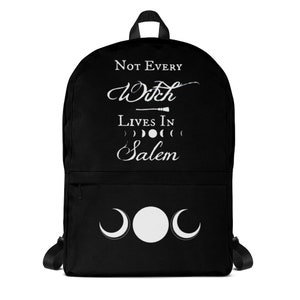 Op de afbeelding: Zwarte rugzak met witte tekst die "Not Every Witch Lives In Salem" zegt met een halve maan en een volle maan.