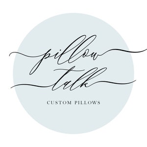 Puede incluir: Un c&iacute;rculo azul claro con el texto "pillow talk" en escritura cursiva negra. Debajo del texto est&aacute; la frase "CUSTOM PILLOWS" en negro.