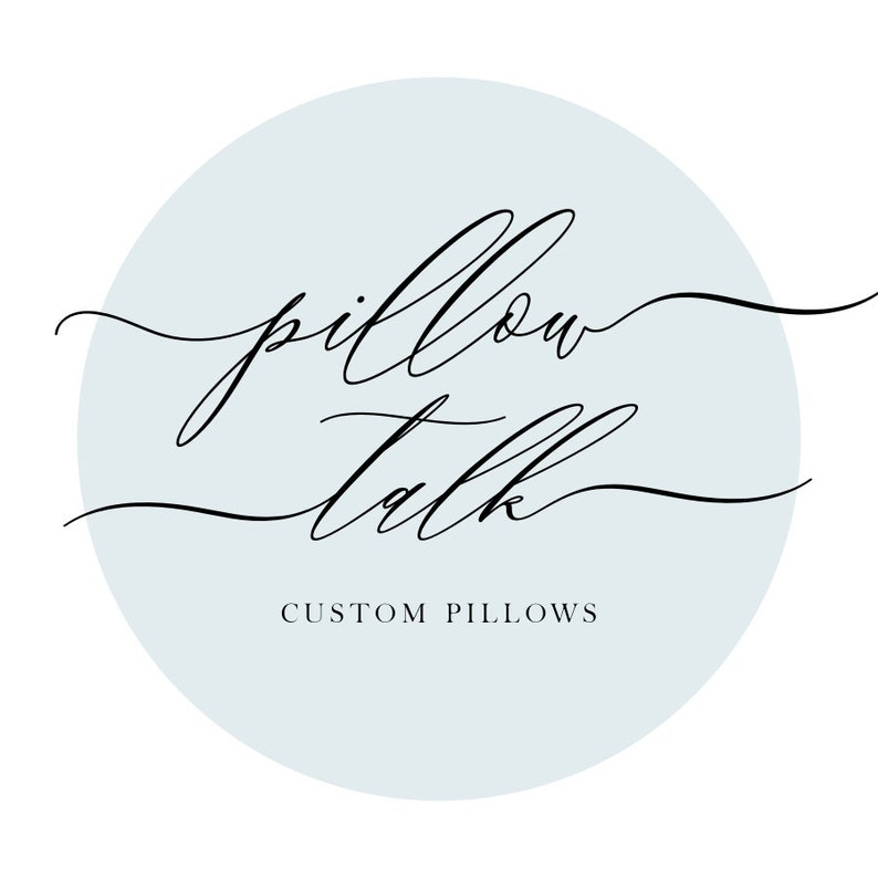 Puede incluir: Un c&iacute;rculo azul claro con el texto "pillow talk" en escritura cursiva negra. Debajo del texto est&aacute; la frase "CUSTOM PILLOWS" en negro.