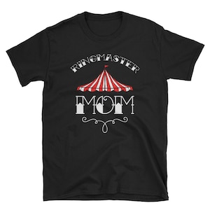 Może przedstawiać: Czarny T-shirt z białym nadrukiem przedstawiającym namiot cyrkowy i tekst "Ringmaster Mom".