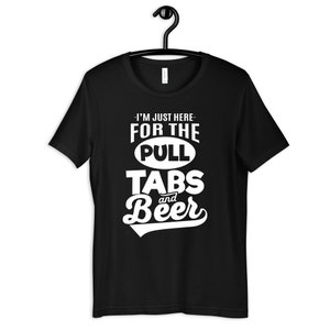 Puede incluir: Camiseta negra con texto blanco que dice "Solo estoy aquí: por las pestañas y la cerveza" en una fuente retro.