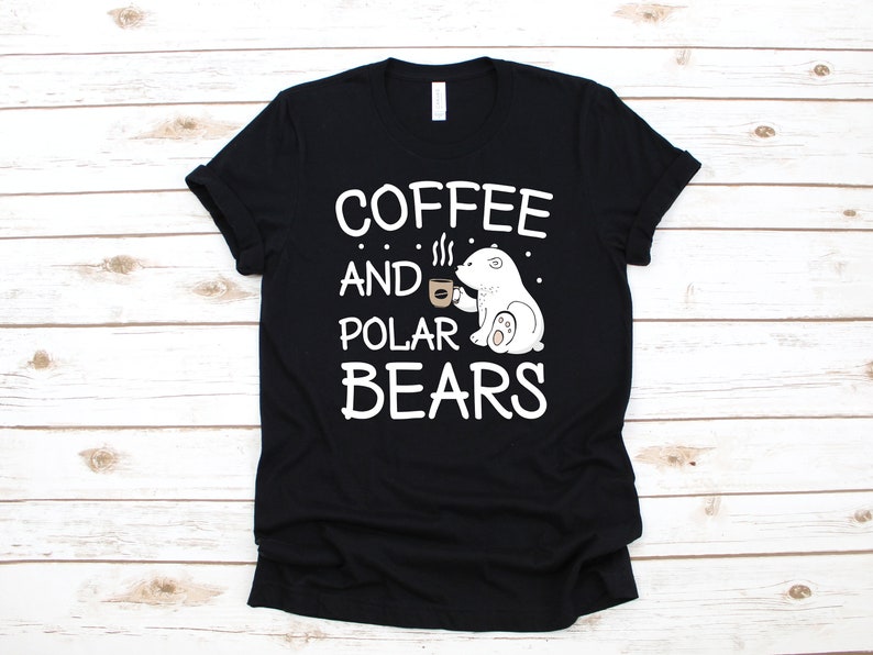 Pode incluir: Camiseta preta com texto branco que diz "Coffee and Polar Bears" e uma imagem de desenho animado de um urso polar segurando uma x&iacute;cara de caf&eacute;.