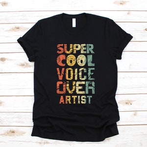 Op de afbeelding: Zwart T-shirt met een vintage-stijl grafische afbeelding met de tekst "SUPER COOL VOICE OVER ARTIST".