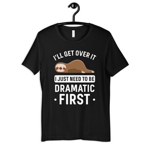 Puede incluir: Camiseta negra con un gráfico blanco de un perezoso y el texto "I'll get over it. I just need to be dramatic first."