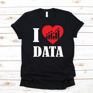 Puede incluir: Camiseta negra con un gráfico blanco que dice "Me encanta la data" con un corazón rojo que contiene un gráfico de líneas negro.