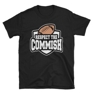 Könnte beinhalten: Schwarzes T-Shirt mit einer weißen Grafik eines Fußballs und dem Text "Respect the Commish".