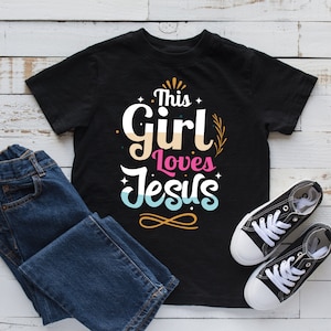 この女の子はイエスを愛しています Tシャツ、パーカー、レディースシャツ、Tシャツ、長袖、タンクトップ、スウェットシャツ、キッズTシャツ、キッズパーカー、幼児用シャツ