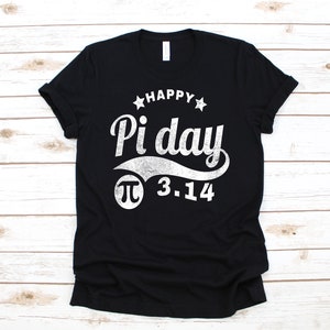 Może przedstawiać: Czarny T-shirt z białym napisem "Happy Pi day" ze stylizowanym symbolem pi i liczbą 3.14.