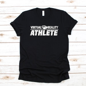 Może przedstawiać: Czarny T-shirt z białym napisem "VIRTUAL REALITY ATHLETE" i grafiką zestawu VR.