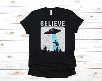 Credi alla t-shirt aliena bigfoot, al regalo UFO extraterrestre, al divertente rapimento alieno a manica lunga, alla felpa con cappuccio della cospirazione, alla canottiera del credente alieno
