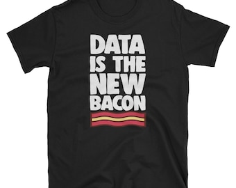 Może przedstawiać: Czarny T-shirt z białym tekstem "DATA IS THE NEW BACON" i grafiką w postaci czerwono-żółtych pasków.