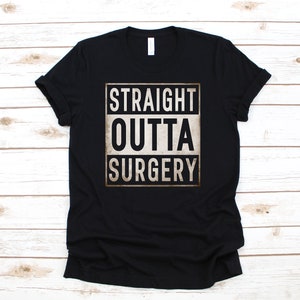 Puede incluir: Camiseta negra con un gráfico blanco que dice "STRAIGHT OUTTA SURGERY" en estilo vintage.