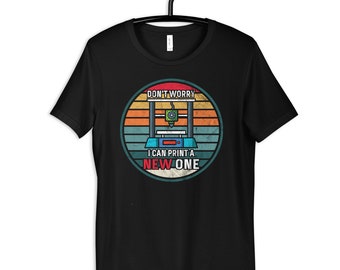 Könnte beinhalten: Schwarzes T-Shirt mit einer Grafik im Vintage-Stil eines 3D-Druckers. Die Grafik hat ein Farbschema in Rot, Orange, Gelb und Blau und lautet "Keine Sorge, ich kann einen neuen drucken".