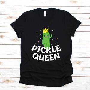 K&ouml;nnte beinhalten: Schwarzes T-Shirt mit einem Cartoon-Gurken-K&ouml;nig in einer Krone und dem Text "Pickle Queen".