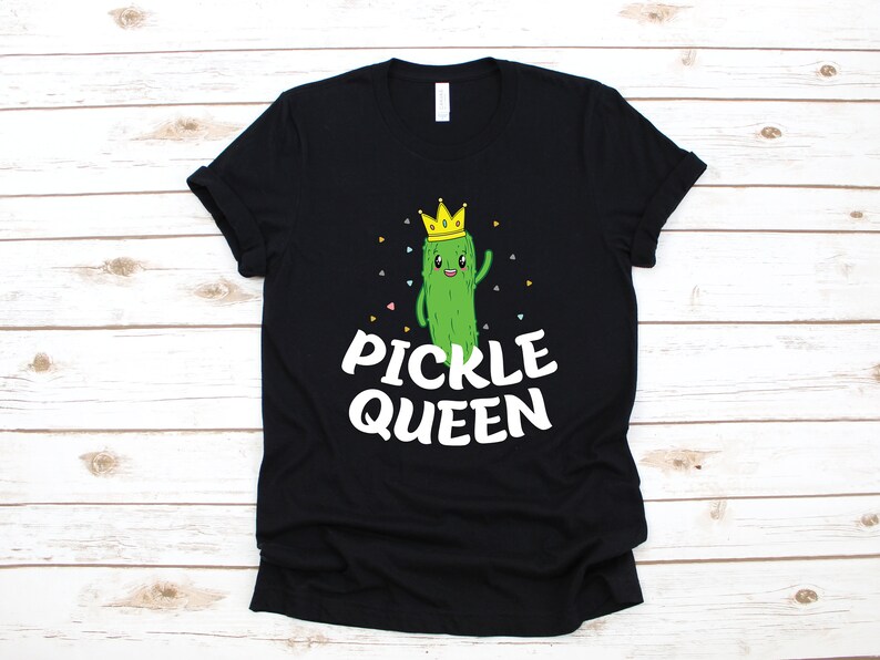 K&ouml;nnte beinhalten: Schwarzes T-Shirt mit einem Cartoon-Gurken-K&ouml;nig in einer Krone und dem Text "Pickle Queen".
