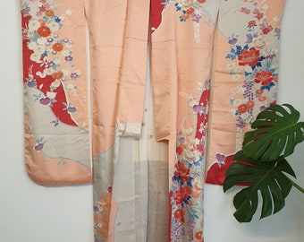 Furisode exquis : kimono japonais à manches longues. Motif floral avec glycine