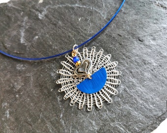 Choker ketting met draadhanger gebreid blauw, delicate gebreide draadsieraden zilver met gerecyclede halve cirkel