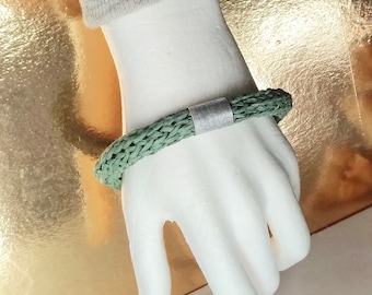 Papieren armband gemaakt van Fins papiergaren, minimalistische grijsgroene gebreide armband met verwisselbare buisarmband, papieren sieraden