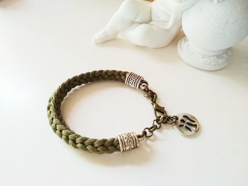 Boho Stoff Armband gestrickt Wildleder-Imitat oliv, Flechtarmband khaki Ethno Armband mit Engel Anhänger Bild 1