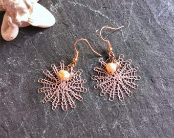 gestrickte  Kreis Draht Ohrringe rosegold mit Perlen, rosegold Draht Ohrringe zart, Perlen Ohrringe peach, gestrickter Drahtschmuck