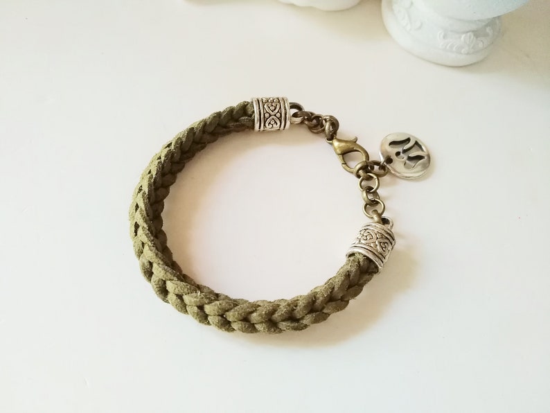 Boho Stoff Armband gestrickt Wildleder-Imitat oliv, Flechtarmband khaki Ethno Armband mit Engel Anhänger Bild 3