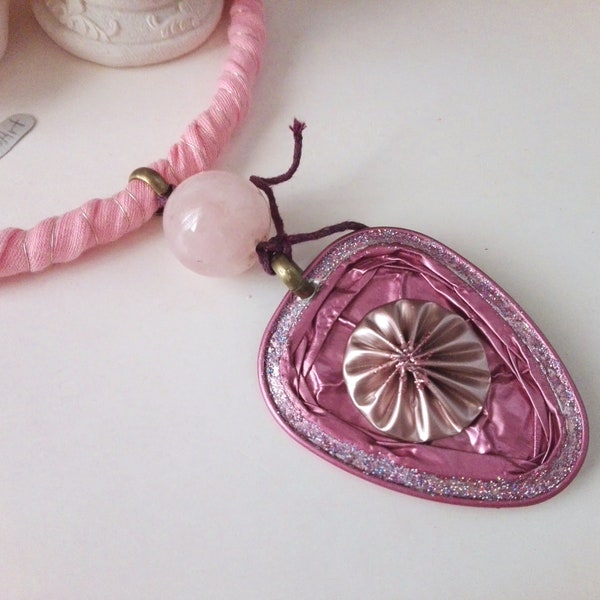 Stoff Kette aus Kaffeekapseln mit Rosenquarz, Halskette Wendekette pink mit Nespresso Anhänger, Statement Stoffkette Halsreif Rosenquarz