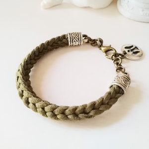 Boho Stoff Armband gestrickt Wildleder-Imitat oliv, Flechtarmband khaki Ethno Armband mit Engel Anhänger Bild 4