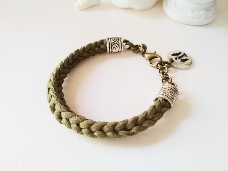 Boho Stoff Armband gestrickt Wildleder-Imitat oliv, Flechtarmband khaki Ethno Armband mit Engel Anhänger Bild 4