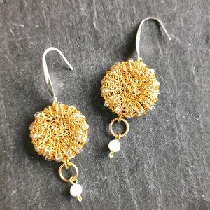 gestrickte Draht Ohrringe gold mit Perlen, zarte Draht Ohrringe Donut silber gold, gestrickter Drahtschmuck zart Hochzeit Braut 028